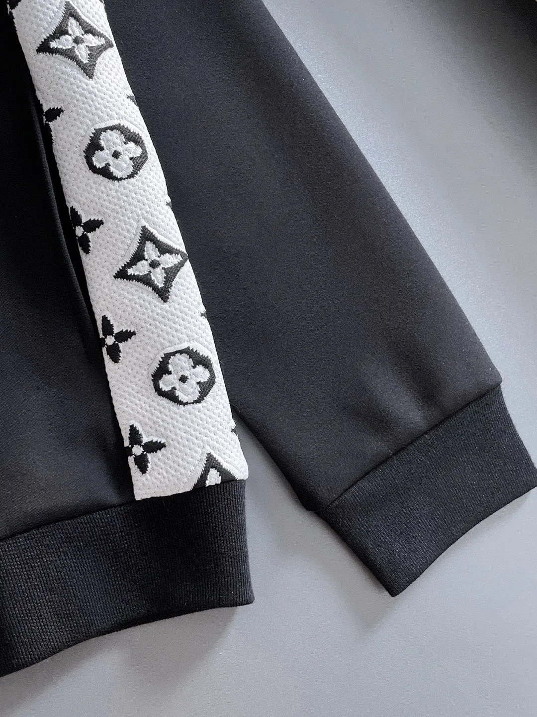 🅿️720 LV hot-selling suit is coming. Focus on the original version of the official website. 2025 new hot-selling cardigan suit. The original order is the best. 🇭🇰The meticulous work of top designers. It has a fitting and perfect upper body effect. All-natural high-quality Tencel Roman cotton 100%, close-fitting comfort, noble and elegant! Original hardware embodies elegance and nobility! Counter size: M-3XL (maximum wear up to 190 pounds)